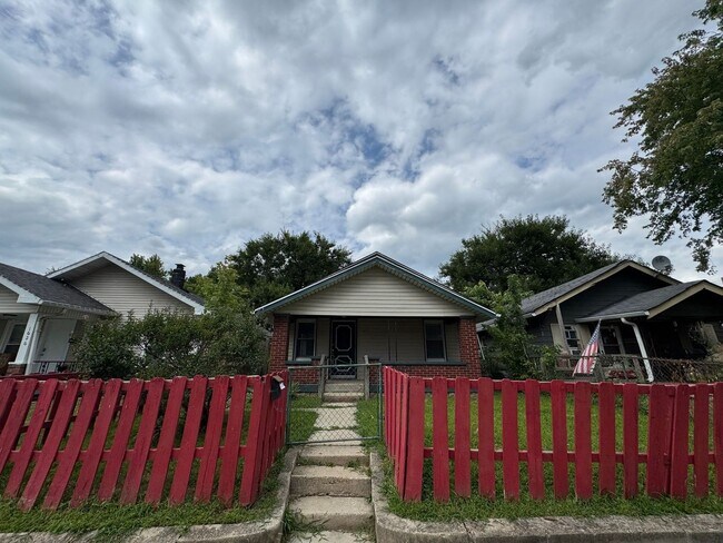Building Photo - Southeast Side - 2 Bedroom home
