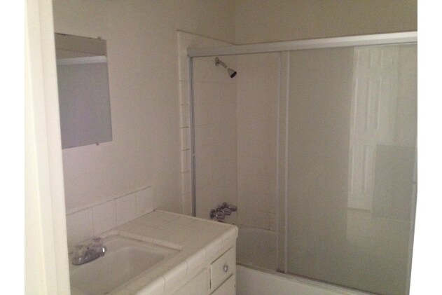 Cuarto de baño de interior - 301-305 Crawford St