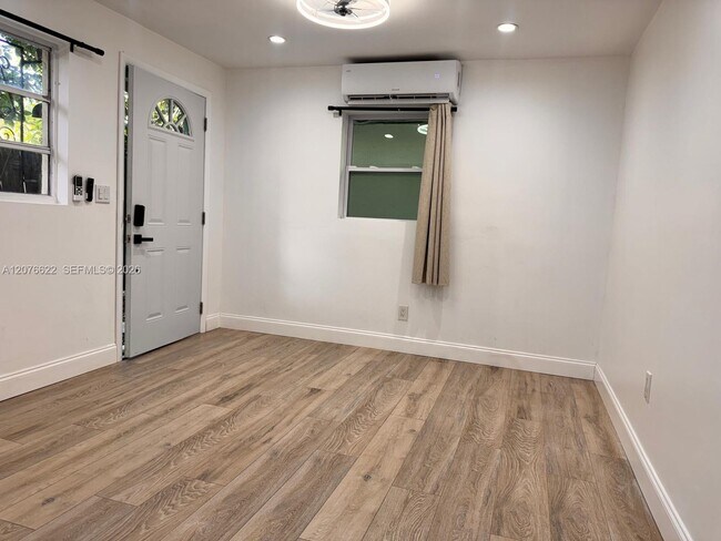 Foto del edificio - 277 NE 55th St
