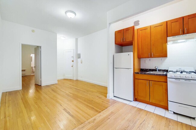 Building Photo - 302 E 90th St