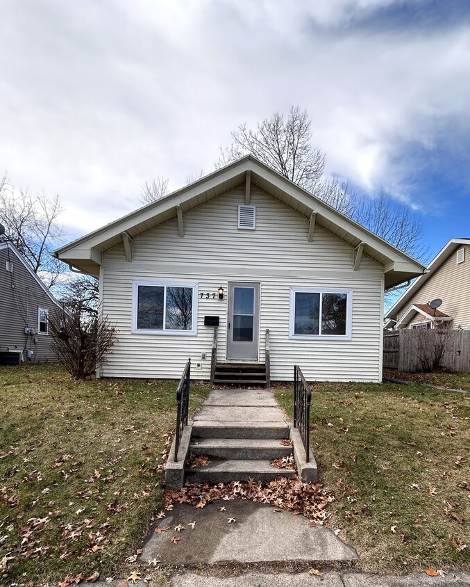 Primary Photo - 2 bedroom 1 bath home in South Bend IN. AC...