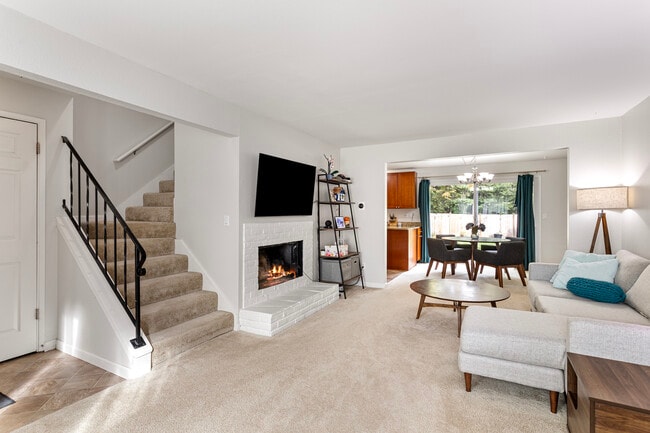 La sala de estar conduce a la escalera. - 1520 NE 195th St