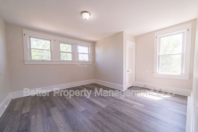 Building Photo - 220 W Plum St