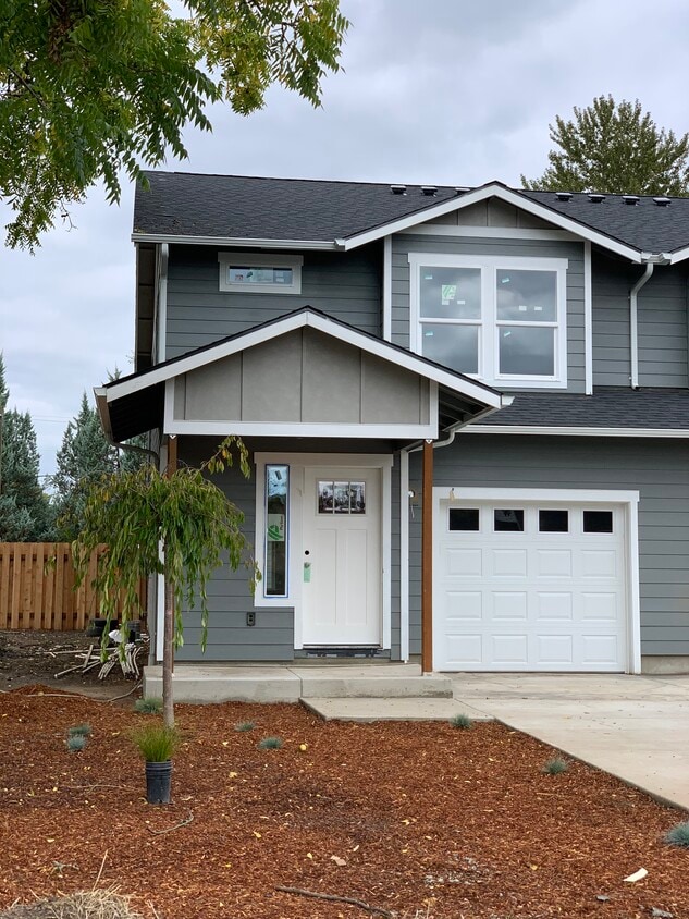 1192 D St, Independence, OR 97351 Townhouse for Rent in Independence