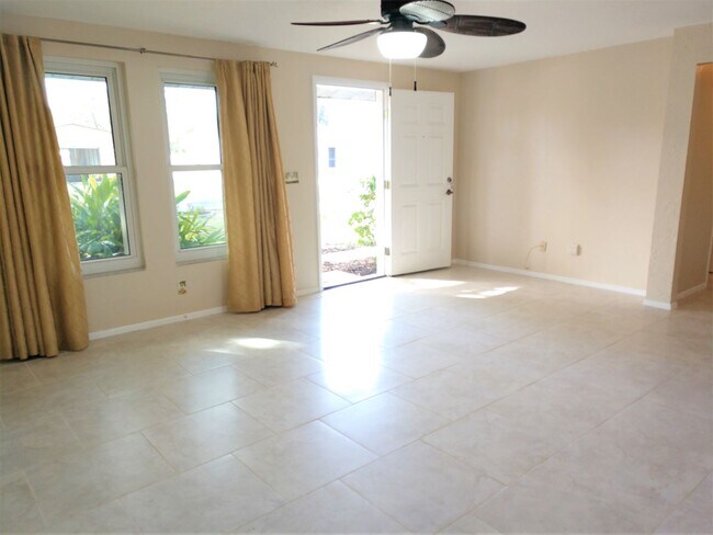 Foto del edificio - Annual Rental - Updated Two Bedroom, Two B...