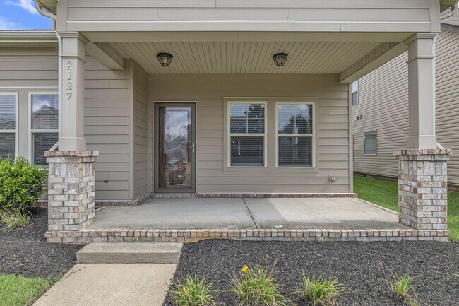 Foto del edificio - AVAILABLE NOW AT A GREAT PRICE. 3 BD 2 1/2...