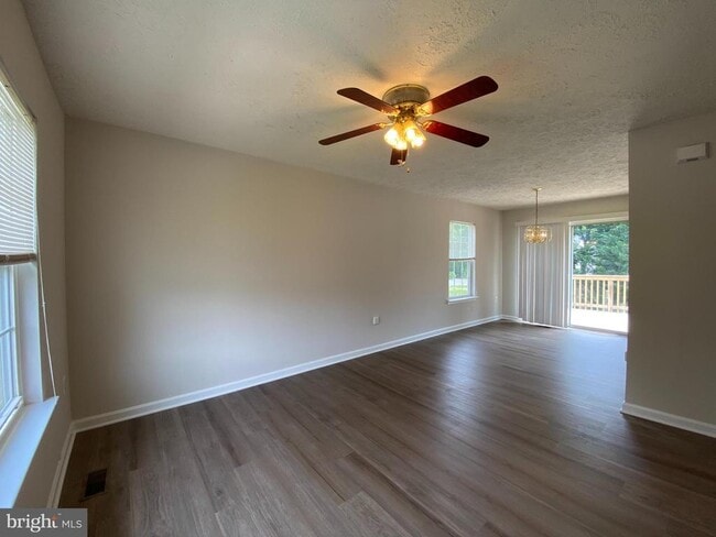 Building Photo - 4786 Calvert Dr