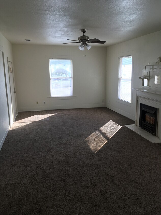 living room - 602 Palo Pinto St