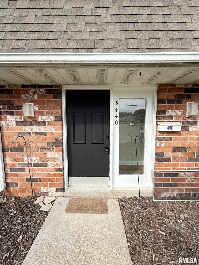 Building Photo - 3440 Villa Ridge