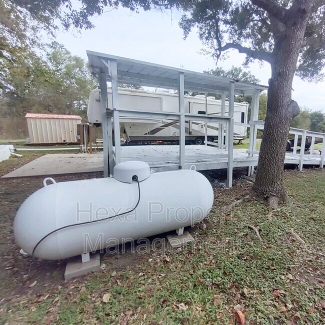 Foto del edificio - 2511 Farm to Market 646 Rd N