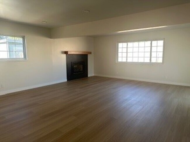 Foto del edificio - Newly remodeled three bedroom two bath.