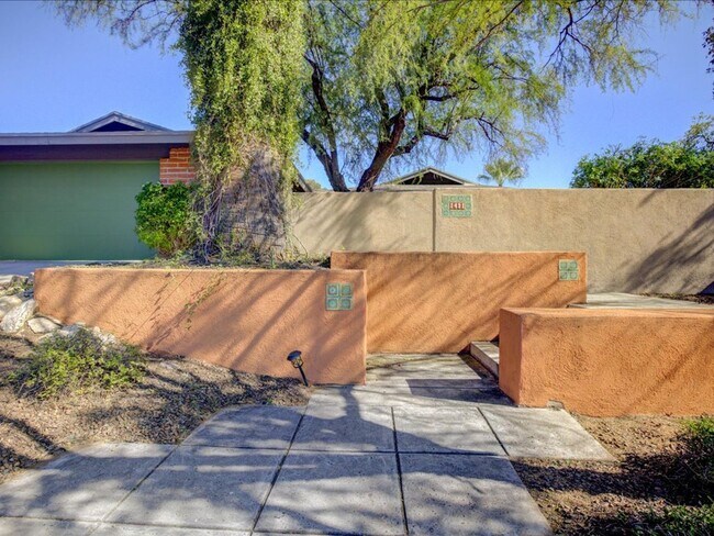 Foto del edificio - Stunning 4-Bedroom Home with Open Layout & Large Backyard!