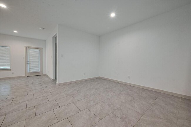 Building Photo - 29530 Bryans Mnr