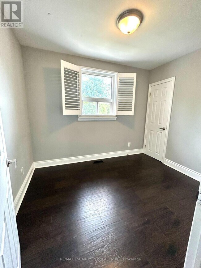 Building Photo - 137 Manning Ave