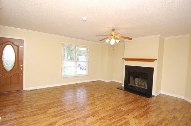 Building Photo - 705 S Hughes St