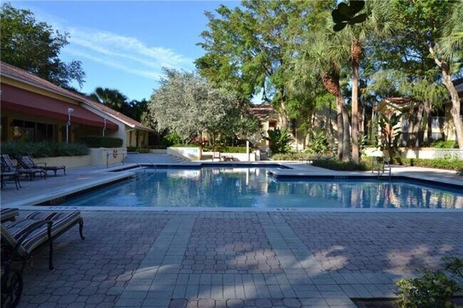 Building Photo - 910 Coral Club Dr