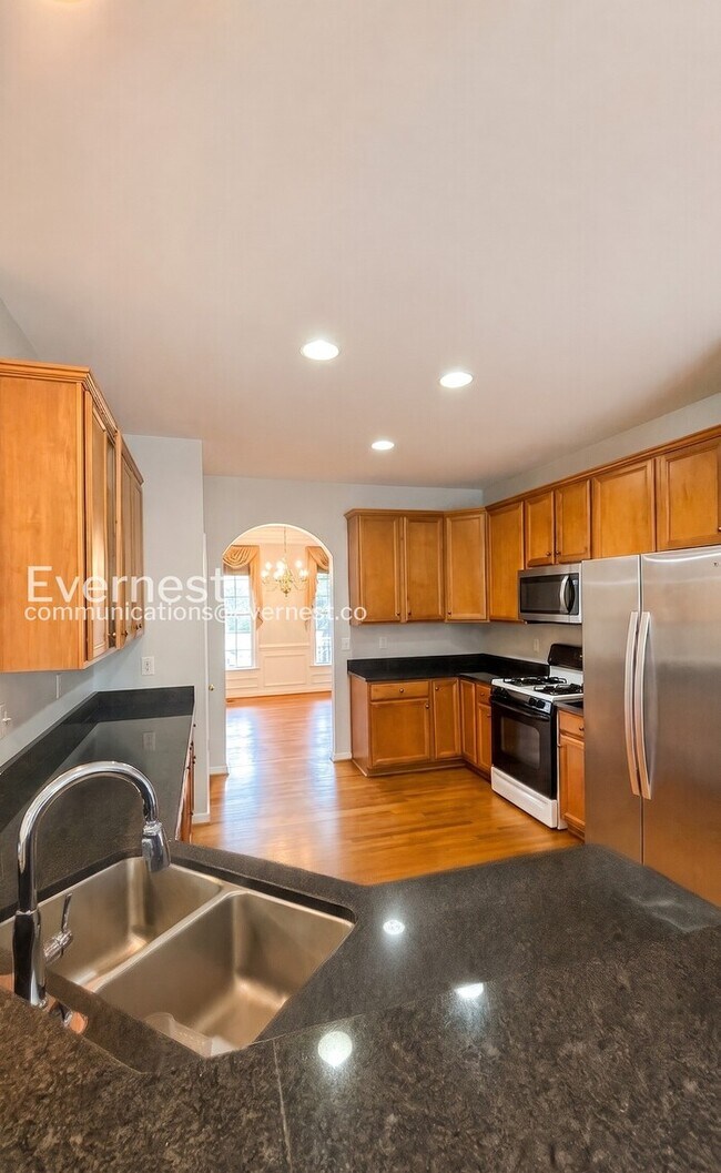 Building Photo - 6 Bed/4 Bath Home with Modern Amenities / Available Now!