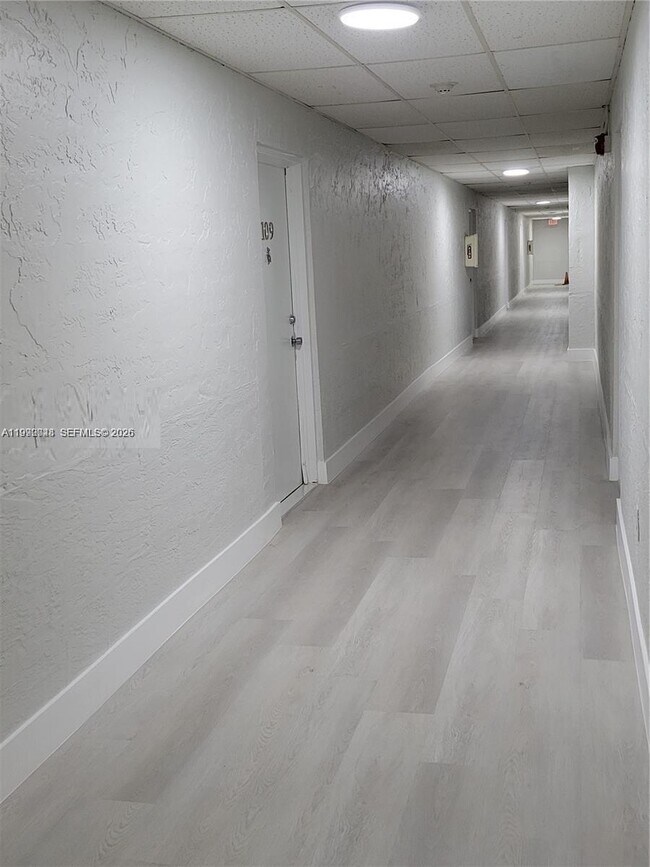 Foto del edificio - 17560 Atlantic Blvd