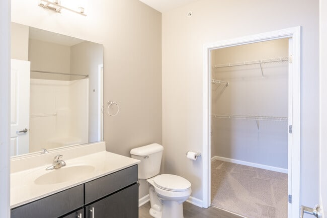 2BR, 2BA - 1076SF - Primary Bathroom - Muir Lake