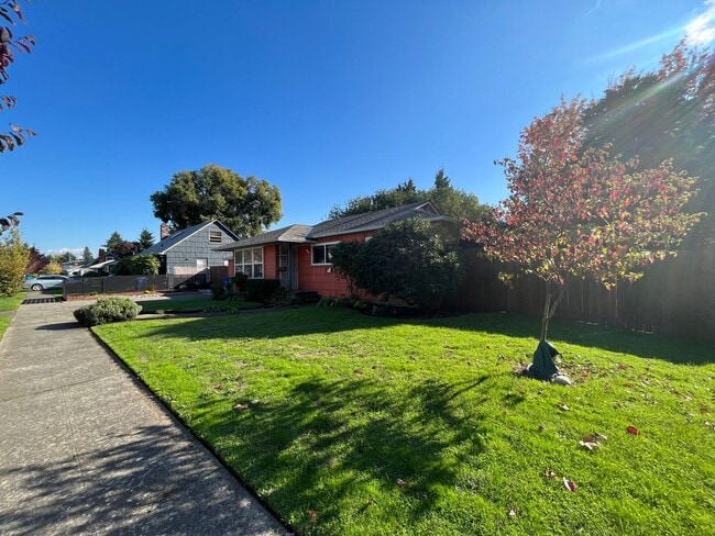 Building Photo - NE PDX 3Bed + 1Ba House in Parkrose Height...