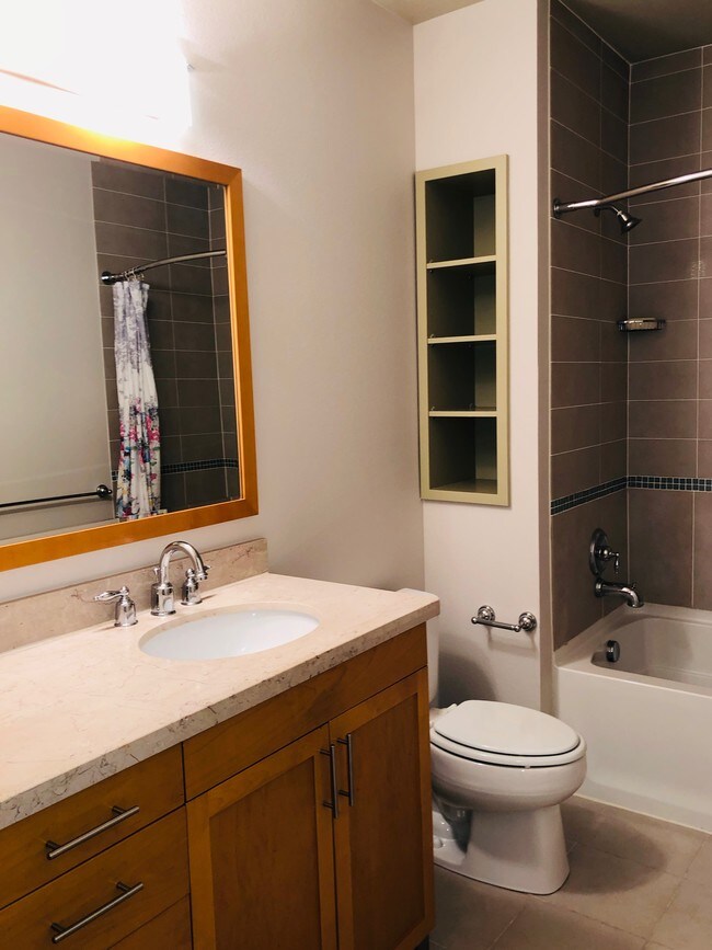 Large bathroom with soaking tub - 170 Harbor Square Loop NE