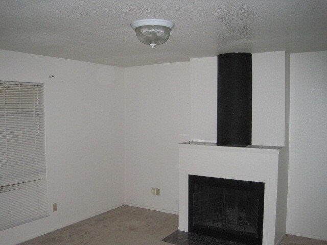Foto del edificio - 1340 N Recker Rd