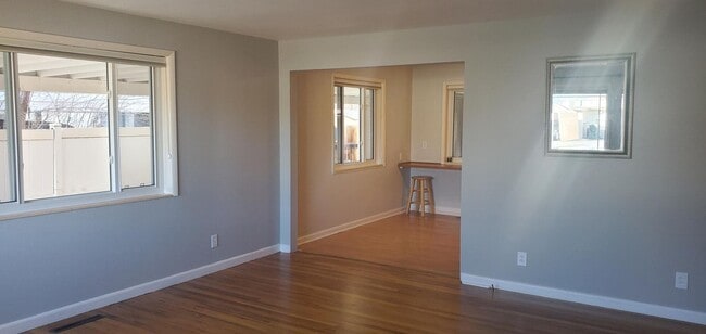 Building Photo - 3 bed 2 bath house