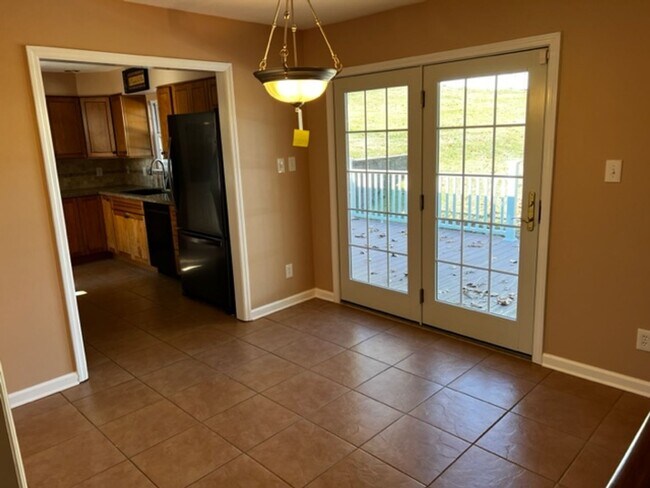 Foto del edificio - Oak Ridge 37830 - 3 bedroom, 1.5 bath home upstairs only with basement bonus room - Call Troy Ada...