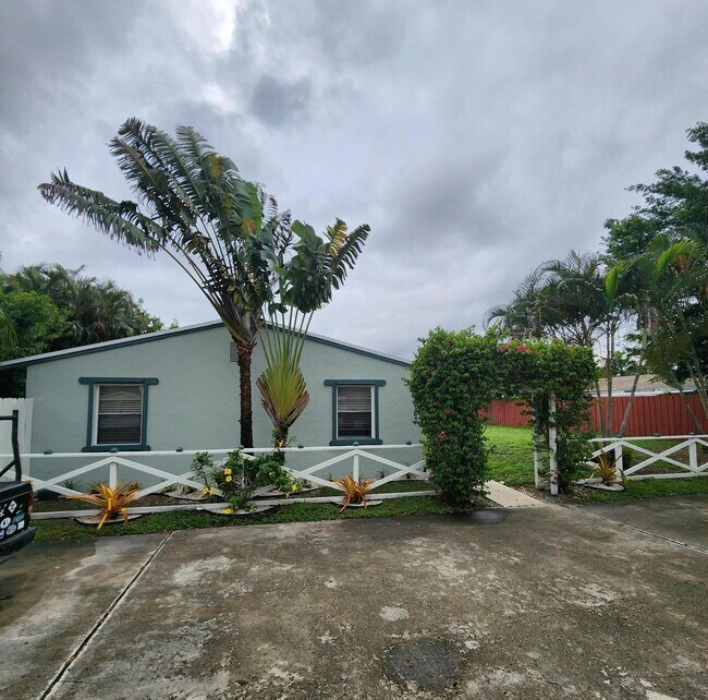 Foto del edificio - 2167 Laura Ln