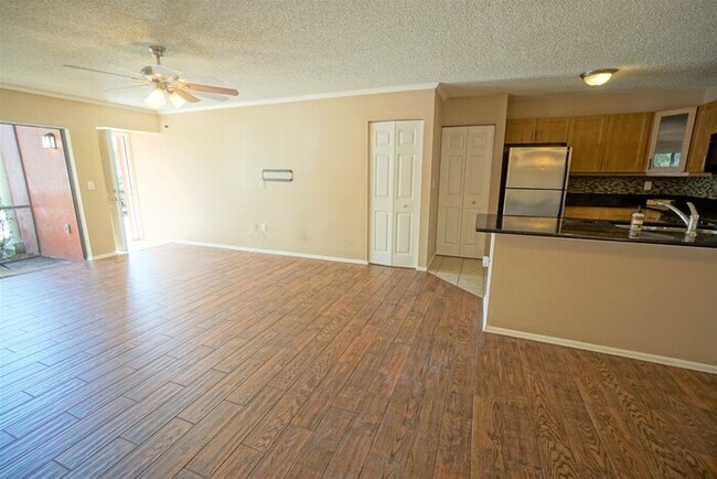 Building Photo - Spacious 2-Bedroom Condo with Screened Lanai in Gallery at Bayport