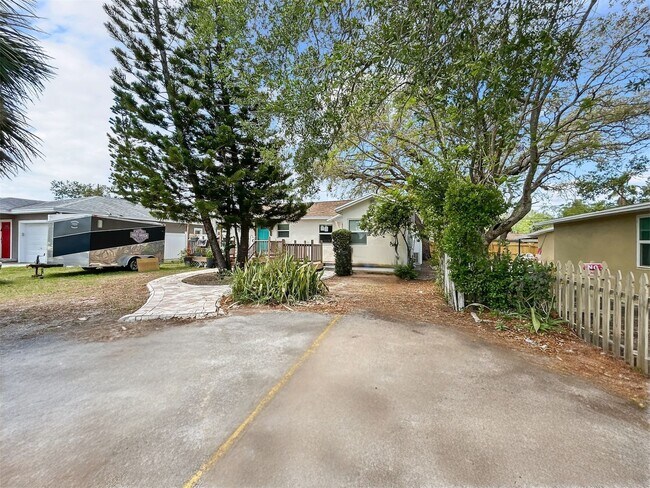 Foto del edificio - Beautifully Renovated 2 Bed | 1 Bath – Move-In Ready in the Heart of Clearwater!