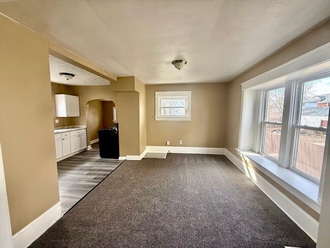 Foto del edificio - Four bedroom one bathroom home for rent