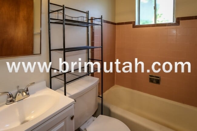 Building Photo - 555 S 800 E