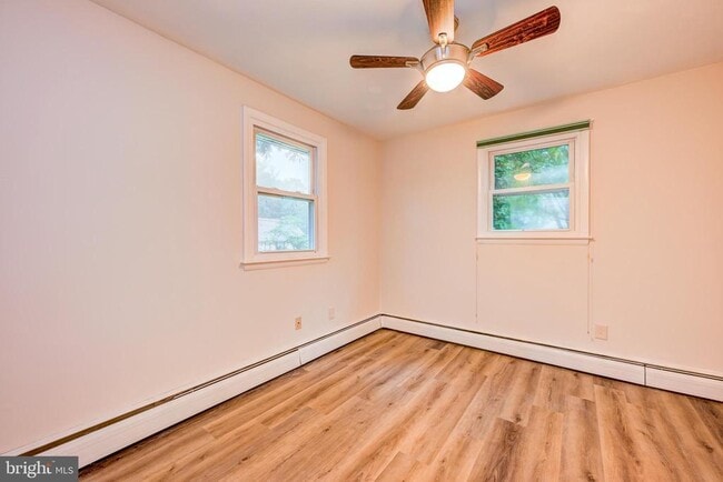 Building Photo - 402 Larchwood Ave