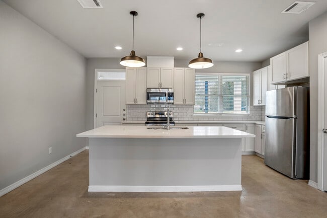 Photo - 22562 Buchanan St House