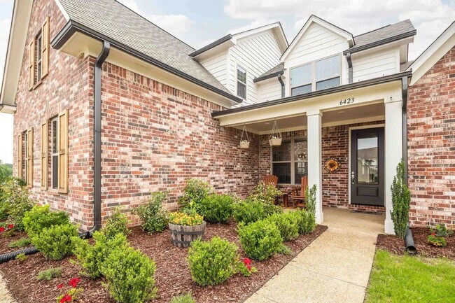 Foto del edificio - Custom Bartlett Home on Corner Lot with Mo...