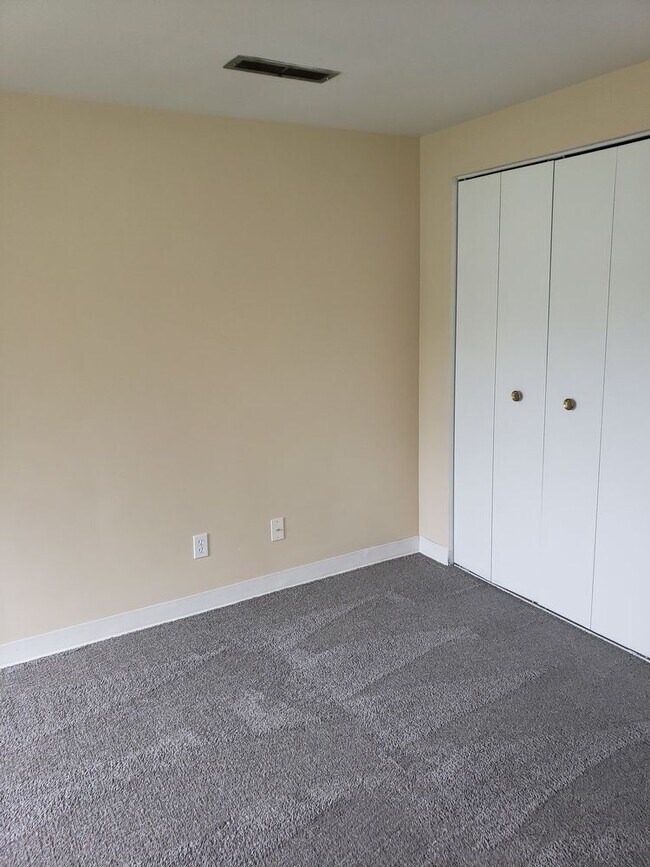 Building Photo - 362 Oak Manor St NE