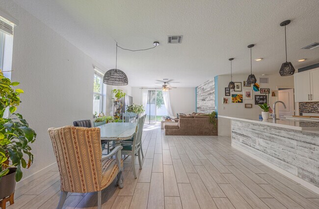 Foto del edificio - 2460 Timber Forest Dr