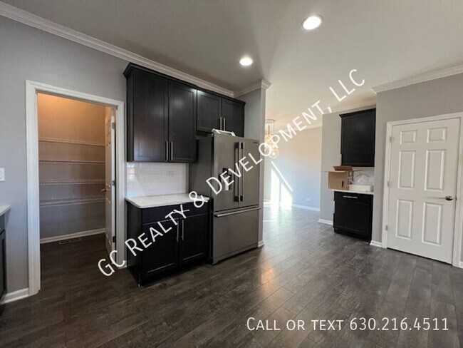 Building Photo - ***  NEWER CONST / FULL SIZED W&D IN UNIT ...