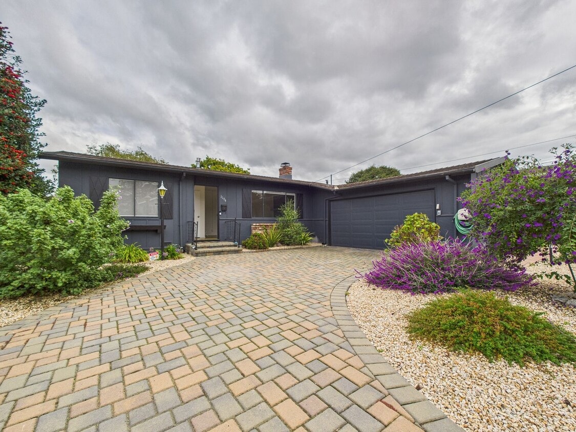 Foto principal - Charming, remodeled single family home for rent in Seaside