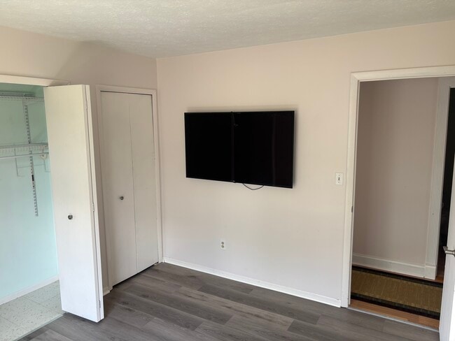 Foto del edificio - 250 Deepwood Dr