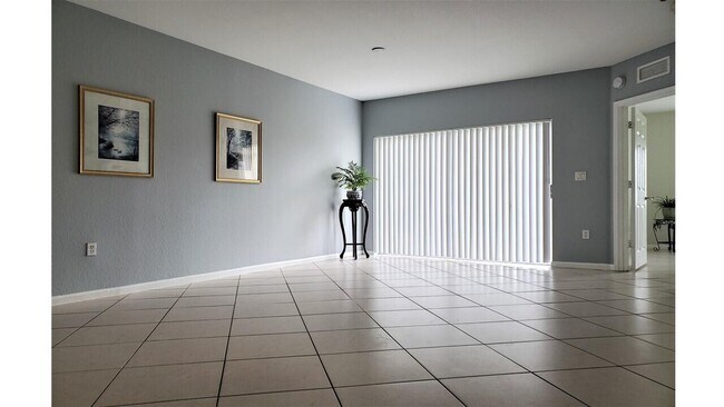 Foto del edificio - 1095 Golden Lakes Blvd