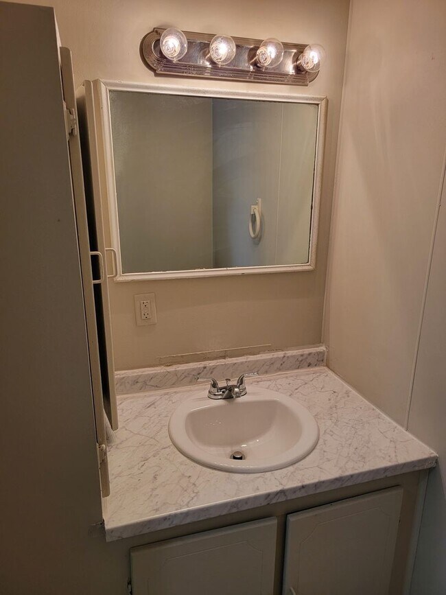 Foto del edificio - Spacious 3 Bed 1 bath home