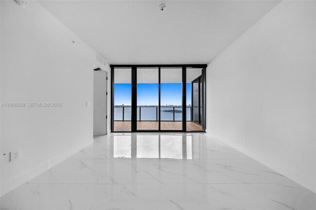 Foto del edificio - 700 NE 24th St