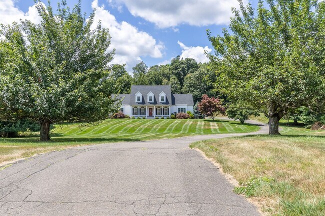 Foto del edificio - Charming Country Colonial on Cul-de-Sac, 4...