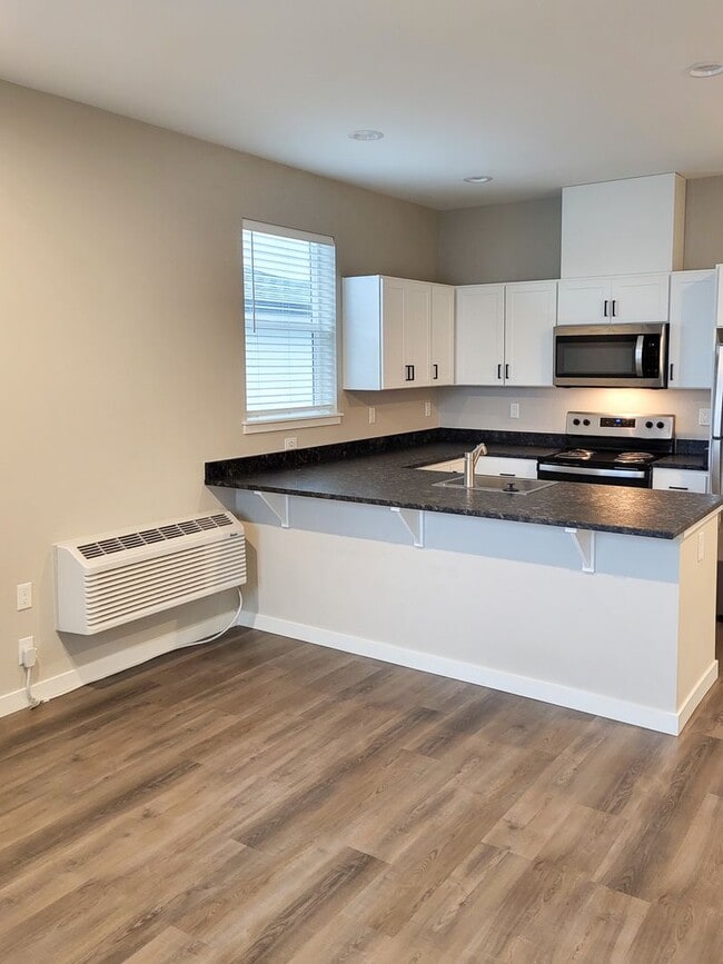 Building Photo - SAW3781