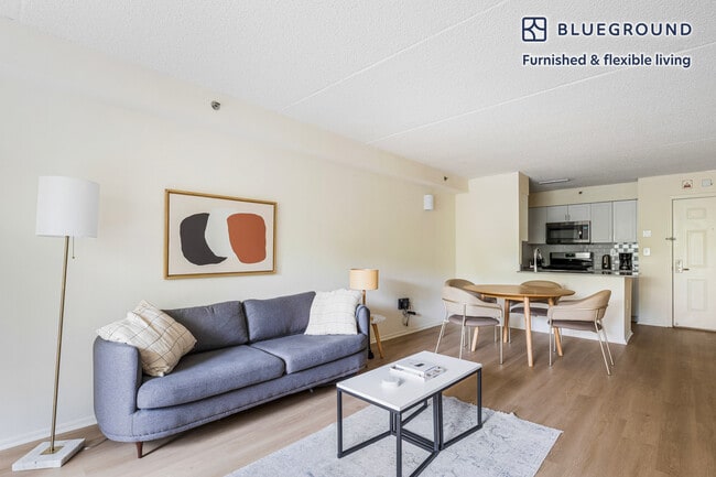 Foto del edificio - 444 Washington Blvd