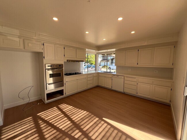 Building Photo - Simi Valley 4+3 w/downstairs bed + full bath + EV charger!