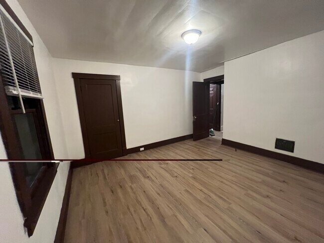Building Photo - 320 Zara St