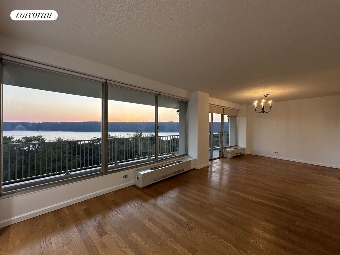 Foto principal - 4455-4465 Douglas Ave